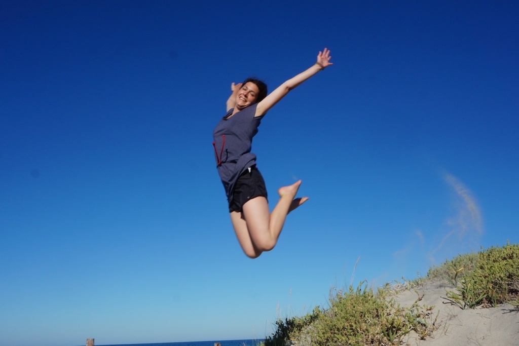 Happiness-Sprung am Strand