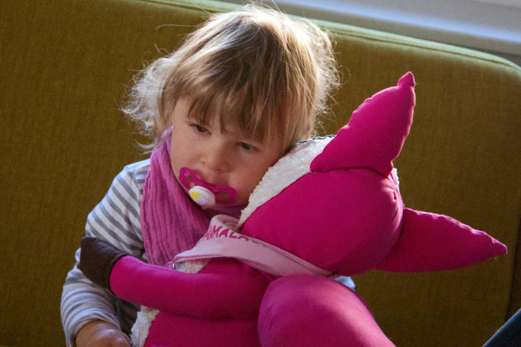 Polly Pink kuschelt mit Kind